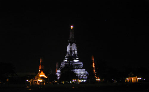 조명을 받은 새벽 사원(맞나요? 정확히 기억이 안나는군요.)