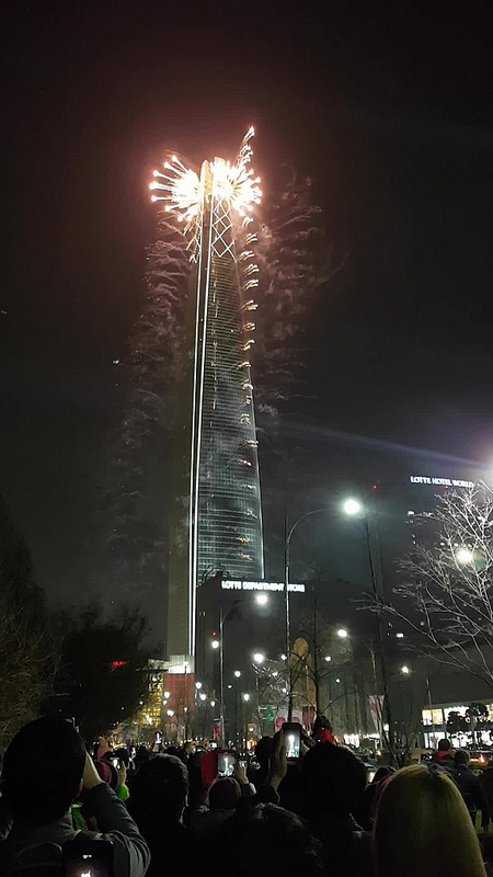 Fireworks to celebrate opening Lotte Worlds Tower