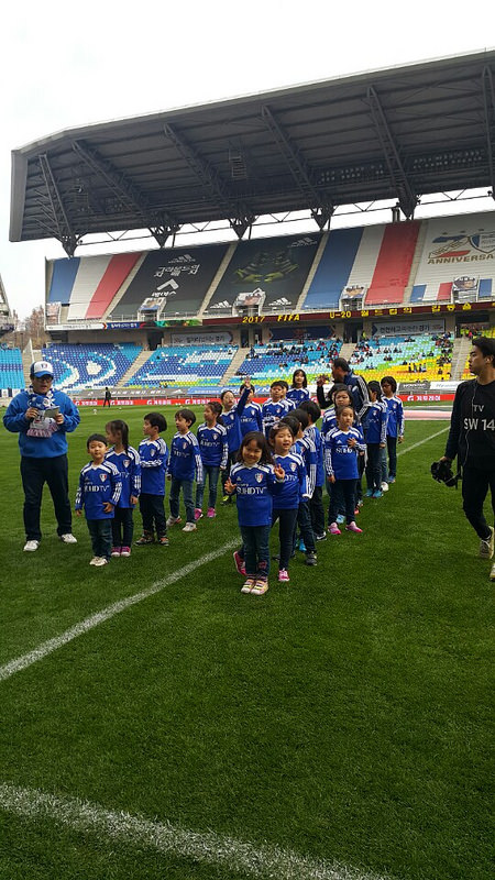 Player escort (Suwon vs. Pohang), Nov. 22, 2015