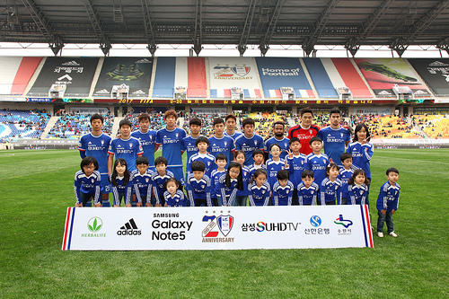 Player escort (Suwon vs. Pohang), Nov. 22, 2015