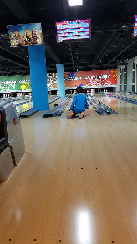 Family bowling day at East Seoul Grand Bowling Center