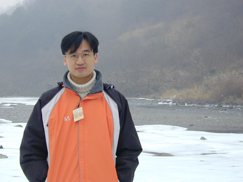 얼어붙은 강 앞에서