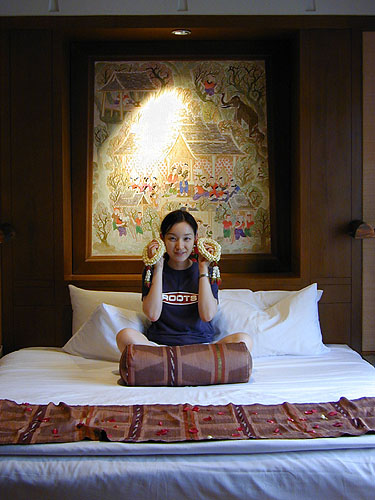 환영 꽃팔찌 2개를 양손목에 끼고 좋아하는 새신부