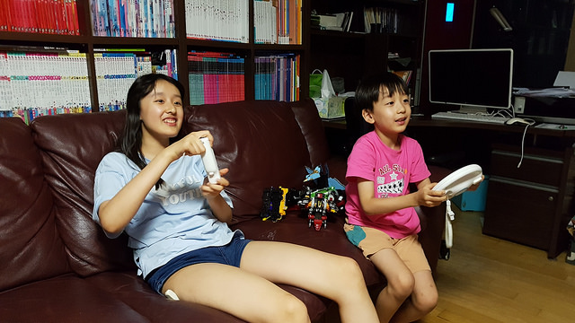 Kifs playing Nintendo wii