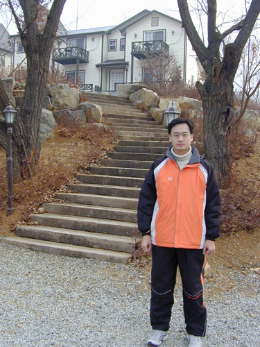 스키장으로 떠나기 전 펜션의 주차장에서