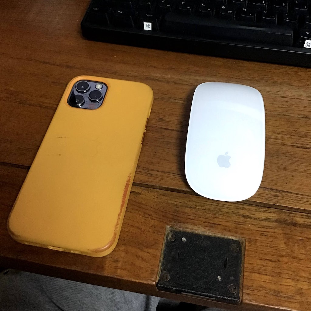 너무 쉽게 변색된 아이폰12&nbsp;가죽케이스